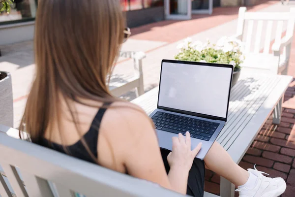 Вид Сзади Женщины Использующей Ноутбук Открытом Воздухе Изображение Компьютера Высокое — стоковое фото