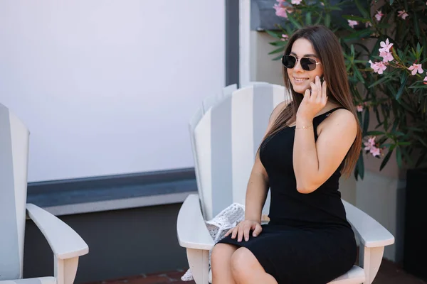 幸せな笑顔の女性の電話で椅子の屋外に座って話す テキスト用の場所 高品質の写真 — ストック写真