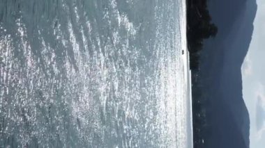 Dalgalar gemisinden temiz turkuaz suya bak. Yüksek kalite fotoğraf