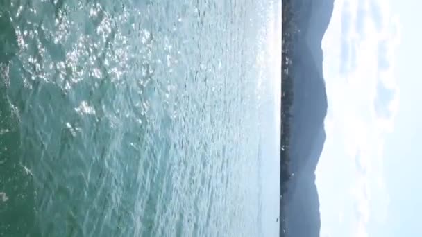在碧绿的海水中 从波浪的船上眺望 高质量的照片 — 图库视频影像