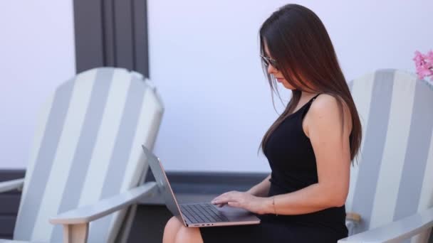 Sandalyede Çalışan Güzel Bir Kadının Yan Görüntüsü Dizüstü Bilgisayar Kullanan — Stok video