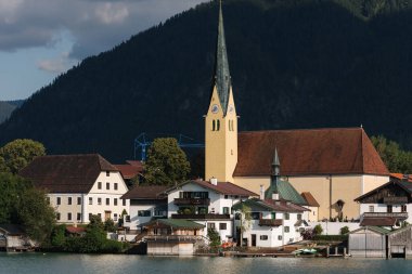 Dağlar arasındaki otantik şehir, büyük ve güzel bir gölün yanında. Yüksek kalite fotoğraf