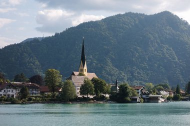 Dağlar arasındaki otantik şehir, büyük ve güzel bir gölün yanında. Yüksek kalite fotoğraf