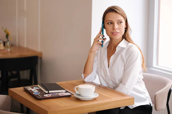 Portret Van Een Dame Die Telefonisch Spreekt Tijdens Pauze Het — Stockfoto