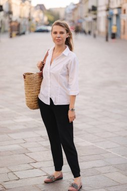 Şehrin merkezinde yürüyen çekici bir kadın. Mutlu kadın işten sonra eve gider. Yüksek kalite fotoğraf