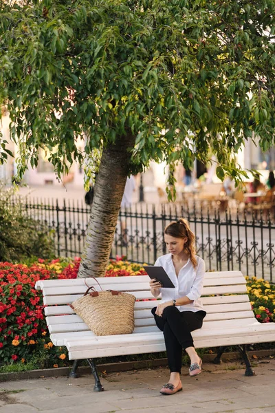 Donna Seduta Sul Banco Nel Parco Che Lavora Con Tablet — Foto Stock