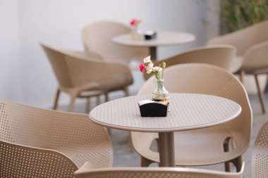 Terastaki kafede bir masa. Açık havada. Yüksek kalite fotoğraf