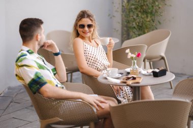 Terastaki kafede birlikte oturan ve iyi vakit geçiren kadın ve erkeğin portresi. Yüksek kalite fotoğraf