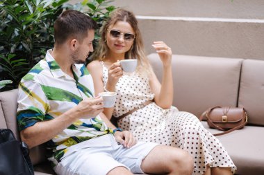 Güzel bir kadın erkek arkadaşıyla kafede vakit geçirir. Yüksek kalite fotoğraf