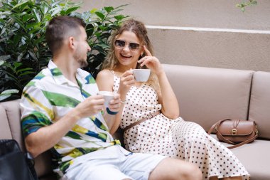 Güzel bir kadın erkek arkadaşıyla kafede vakit geçirir. Yüksek kalite fotoğraf