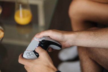 Oyun konsolunda oyun oynamak için joystickleri kullanan insanların yakın çekimleri. Yüksek kalite fotoğraf