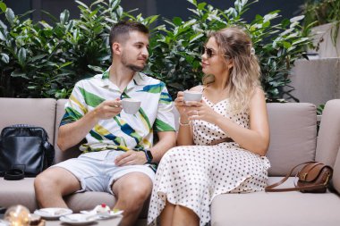 Güzel bir kadın erkek arkadaşıyla kafede vakit geçirir. Yüksek kalite fotoğraf