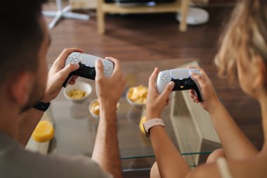 Oyun konsolunda oyun oynamak için joystick kullanan ilk kişi. Yüksek kalite fotoğraf