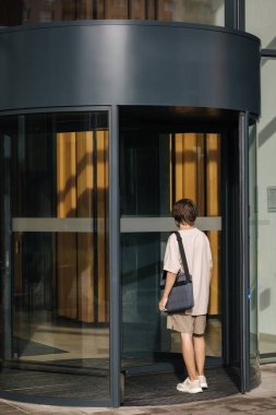 Teslimat için iş merkezine gelen teslimatçı çocuğun arkası. Yüksek kalite fotoğraf