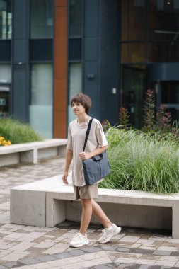 Yakışıklı genç çocuk sabahları üniversiteye gider. Laptop çantası olan bir çocuk. Yüksek kalite fotoğraf