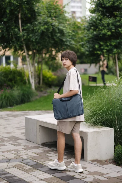 ハンサムな10代の少年は朝に大学に行きました ラップトップのための袋が付いている少年 高品質の写真 — ストック写真