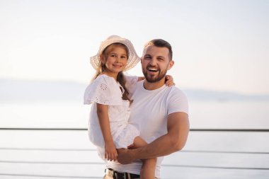 Babasının elindeki sevimli küçük kızın portresi gülümse ve neşelen. Babasıyla beş yaşında bir kızı var. Mutlu aile kavramı. Yüksek kalite fotoğraf