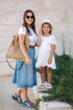 Anne ve kızı şehirde yürüyor. Mutlu aile kavramı. Yüksek kalite fotoğraf