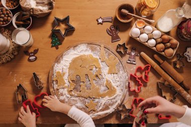 Ev yapımı fırın, geleneksel festival tatlısı pişirmek. Tahta masada zencefilli ekmek hamuru yapmaya hazırlanıyorum. Yeni yıl kutlaması gelenekleri. Bal ve kurutulmuş portakal dilimleri. 