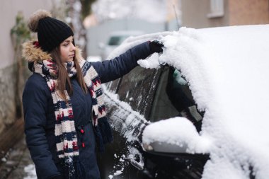 Kadın her gece kar yağışı yapıyor. İşte araba sürmeye hazırlanıyorum. Yüksek kalite fotoğraf