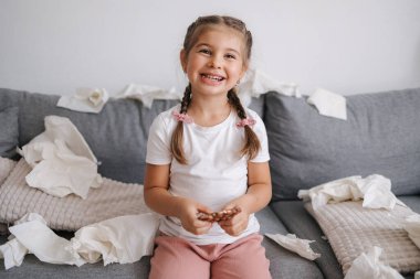 Küçük kız evde tek başına çikolata yiyor. Evdeki karmaşa ve kaos. - Evet. Yüksek kalite fotoğraf