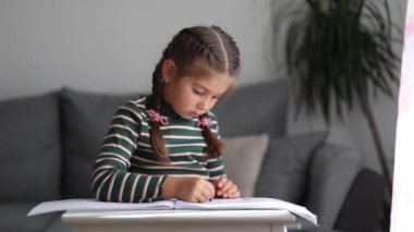 Sevimli kız çizimine yakın çekim. Yaratıcı küçük kız evde resim yapıyor. Yüksek kalite fotoğraf