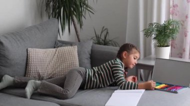 Oturma odasında resim çizen sevimli küçük kız. Kız renkli kalemler kullanmış. Mutlu çocuk. Yüksek kalite fotoğraf