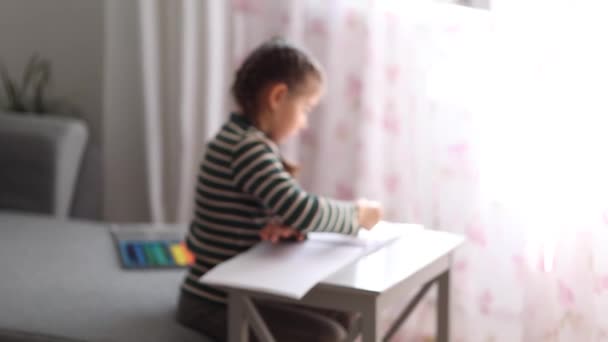 Πορτρέτο Του Ευτυχισμένου Κοριτσιού Που Ζωγραφίζει Στο Σπίτι Κορίτσι Όμορφο — Αρχείο Βίντεο