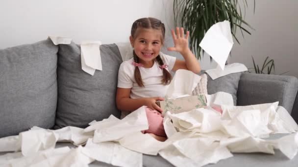 Pięcioletnia Dziewczynka Rozsypała Serwetki Kanapie Przebiegła Córka Zrobiła Bałagan Domu — Wideo stockowe