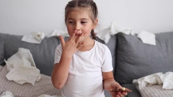사랑스럽고 아름다운 소녀는 초콜릿을 먹지만 그녀의 때문에 소녀는 손가락을 핥습니다 — 비디오