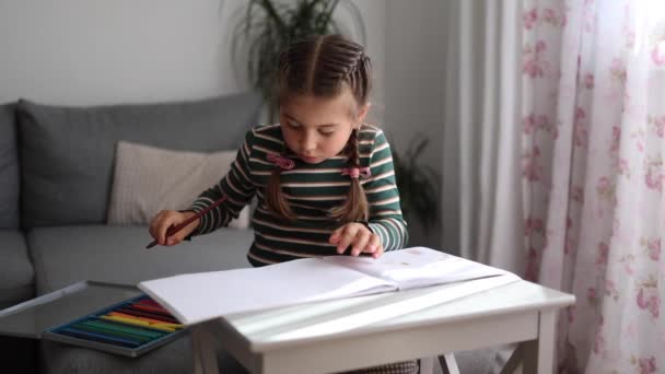 Porträt Eines Glücklichen Kleinen Mädchens Das Hause Zeichnet Mädchen Mit — Stockvideo