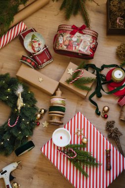 Yerde Noel süsü var. Şimdiki Noel çelengi, köknar ağacı dalı ve kar küresinin en üst görüntüsü. Yüksek kalite fotoğraf