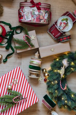 Yerde Noel süsü var. Şimdiki Noel çelengi, köknar ağacı dalı ve kar küresinin en üst görüntüsü. Yüksek kalite fotoğraf