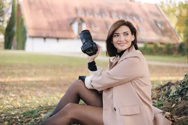 Νέα Και Ελκυστική Γυναίκα Φωτογραφική Μηχανή Κάθεται Στο Γρασίδι Στο Εικόνα Αρχείου