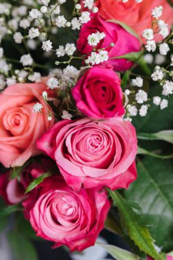 Evde bir buket pembe gül var. Masasında çiçekler olan vazo. Yüksek kalite fotoğraf