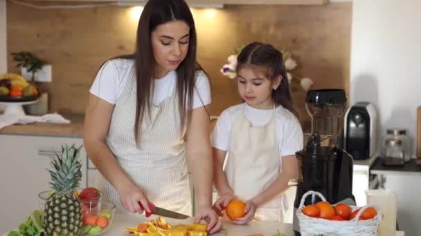 Vonzó Fiatal Anya Narancsot Szeletel Imádnivaló Ötéves Lányával Család Zöldséget — Stock videók