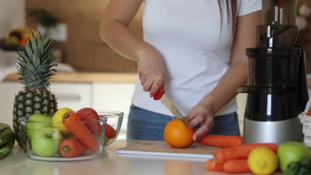 Arancione Affettato Tavolo Legno Mani Femminili Tengono Due Pacchi Frutta — Video Stock