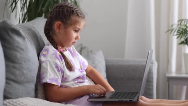 Menina Feliz Inteligente Usando Laptop Casa Menina Cinco Anos Tentar — Vídeo de Stock
