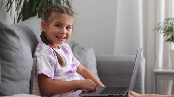 집에서 노트북을 똑똑한 살짜리 소녀는 스마트 디자이너를 사용하려고합니다 품질의 — 비디오