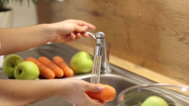 Μέση Επιλογή Της Γυναίκας Πλένουν Μήλα Προετοιμασία Φρούτων Για Υγιεινό — Αρχείο Βίντεο