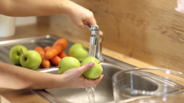 Κοντινό Πλάνο Των Ανθρώπων Πλένουν Μήλα Στο Νεροχύτη Της Κουζίνας — Αρχείο Βίντεο