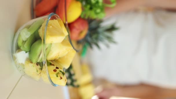 Prato Cheio Frutas Ananas Kiwi Maçã Limão Fundo Fêmea Frutas — Vídeo de Stock