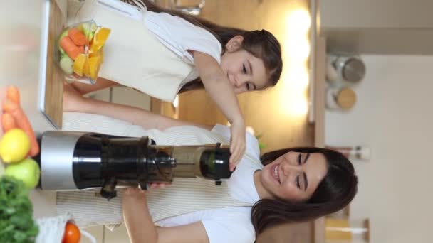 Una Ragazzina Che Aiuta Sua Madre Cucina Donne Affettano Ananas — Video Stock