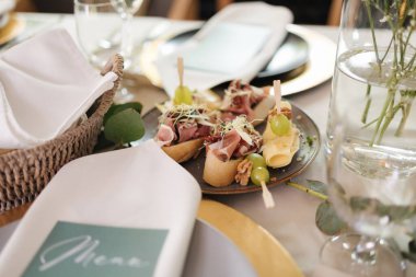 Lokantada yemekleri olan bir masa. Tabakta taze ve sağlıklı atıştırmalıklar. Servis masası. Yüksek kalite fotoğraf