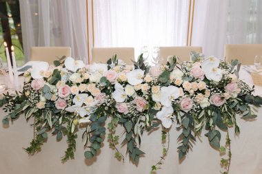 Çiçeklerle süslenmiş güzel bir düğün masası. Dört kişilik masa. Yüksek kalite fotoğraf