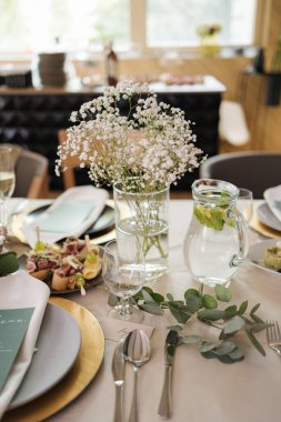 Restoranda güzel ve zarif bir düğün masası. Çingene ve okaliptüs. Servis masası. Yüksek kalite fotoğraf