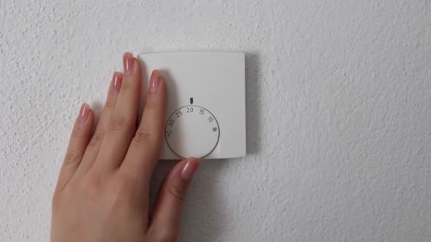 Mano Humana Apaga Calefacción Casa Calefacción Central Termostato Ajuste Dial — Vídeo de stock