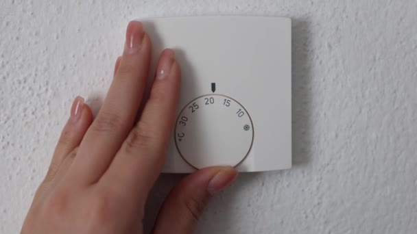 Frau Senkt Die Temperatur Thermostat Von Grad Celsius Auf Grad — Stockvideo