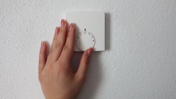 Femme Refusant Thermostat Chauffage Pour Économiser Argent Femme Éteint Chauffage — Video