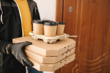 Müşterilere pizza ve kahve getiren orta seçim. Yiyecekler. Yüksek kalite fotoğraf